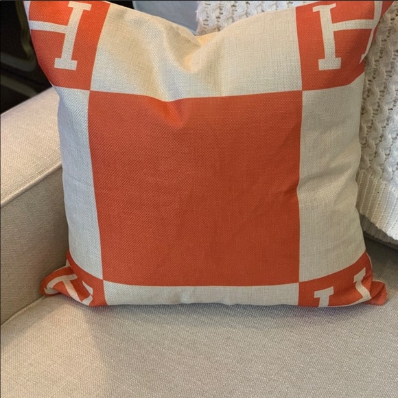 H PILLOW - Picture 2 of 6